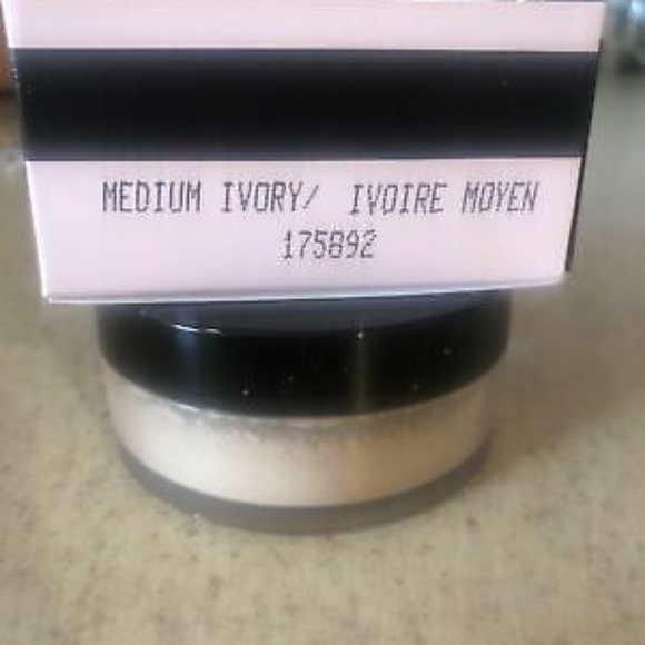 Mary Kay Silky Setting Powder in Medium Ivory. - Picture 4 of 7